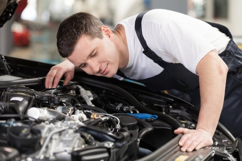 Quali sono le cause dei rumori di colpi nel motore della tua auto e come risolverli 