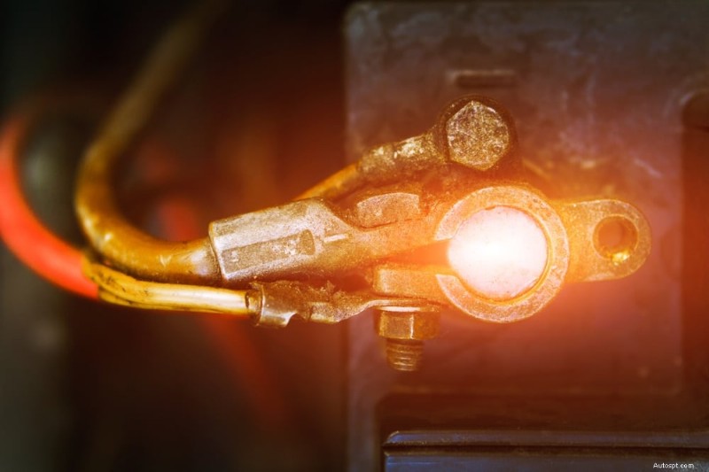 Cavi della batteria allentati:6 segnali di avvertimento e soluzioni rapide 