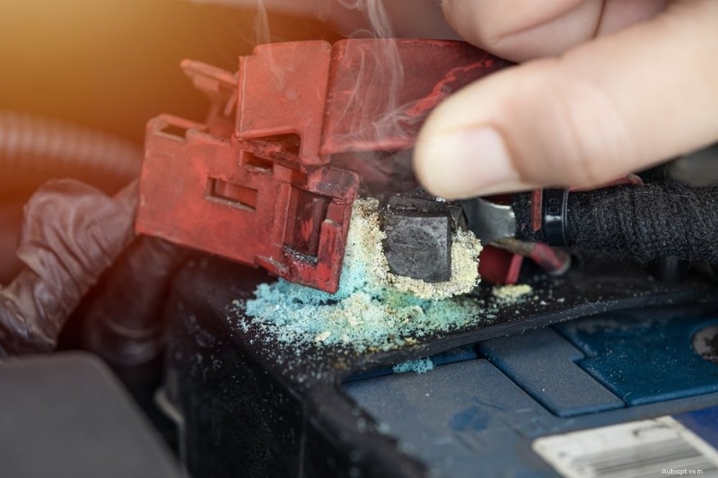 Cavi della batteria allentati:6 segnali di avvertimento e soluzioni rapide 