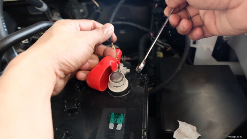 Cavi della batteria allentati:6 segnali di avvertimento e soluzioni rapide 