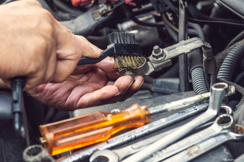 Cavi della batteria allentati:6 segnali di avvertimento e soluzioni rapide 