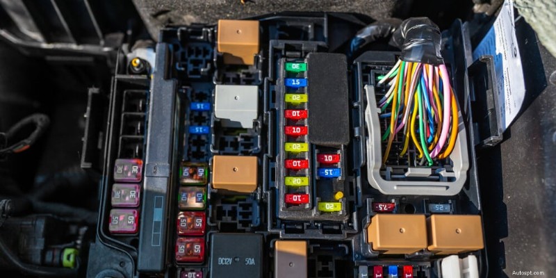 La spia del controllo della trazione rimane accesa? Comprendere cause e soluzioni 
