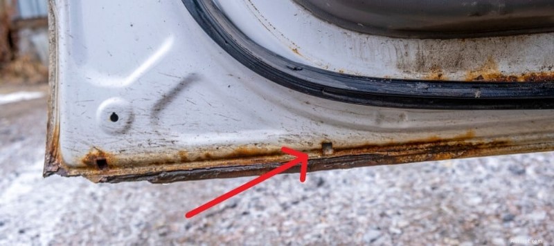 Perché e come ispezionare i fori di scarico della portiera dell auto per una manutenzione ottimale del veicolo 