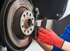 9 errori di frenata che possono danneggiare il tuo veicolo 