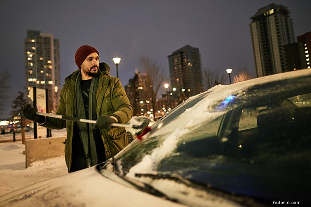 Come sbrinare rapidamente i finestrini dell auto e proteggere il tuo veicolo quest inverno 