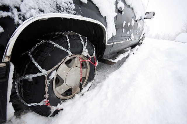 Guida esperta di guida invernale di AAA:resta al sicuro sulle strade innevate 