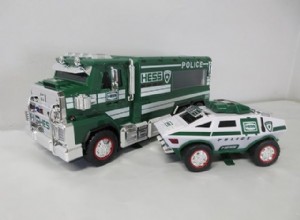 Come i camion Hess sono diventati un icona delle vacanze:l eredità delle consegne stagionali 
