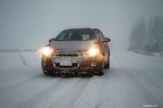 Pneumatici invernali essenziali e suggerimenti per la preparazione invernale dell auto per una guida sicura e affidabile 