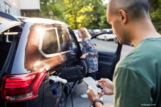 I Millennial hanno il 31% di probabilità in più di scegliere veicoli elettrici per la loro prossima auto 