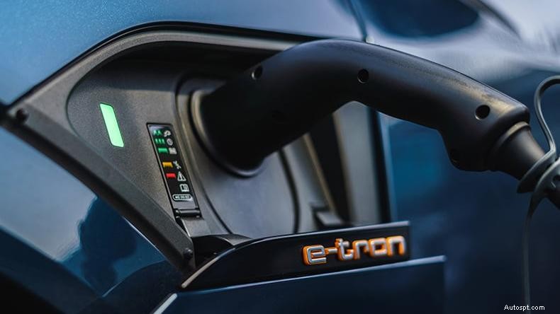 Quanto durano le batterie delle auto elettriche? Una guida alla longevità e al riciclaggio 