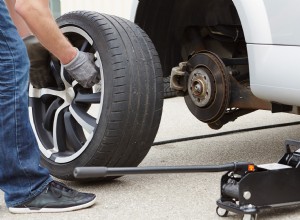 Guida passo passo:come cambiare uno pneumatico in modo rapido e sicuro 