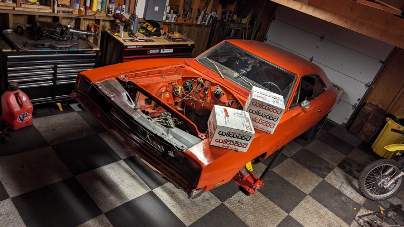 Aggiornamento di una Dodge Charger del  69:dallo scambio di sospensioni imbullonate a un importante progetto di fabbricazione 
