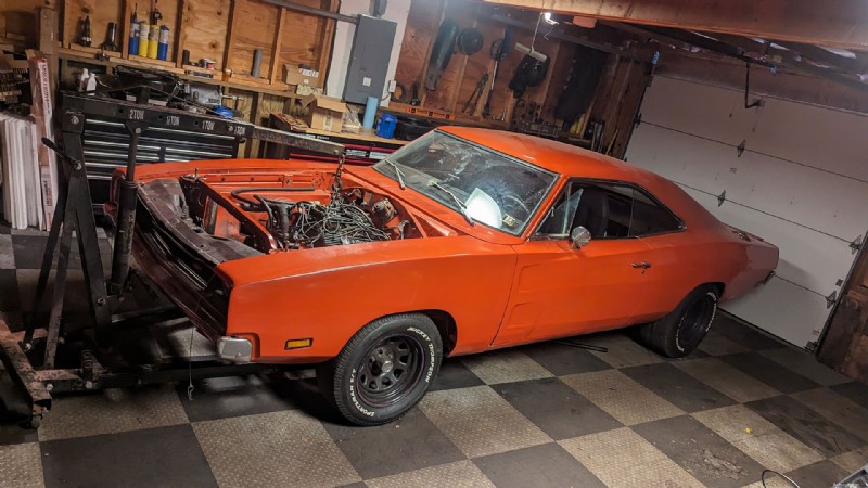 Aggiornamento di una Dodge Charger del  69:dallo scambio di sospensioni imbullonate a un importante progetto di fabbricazione 