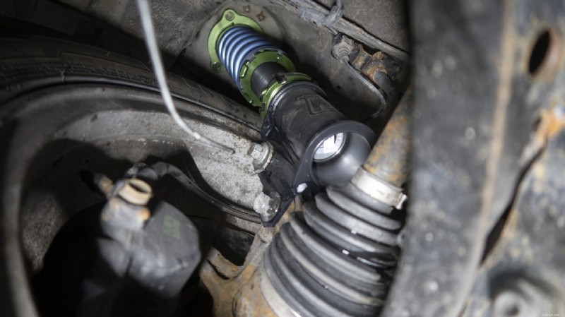 Allineamento di precisione:il passaggio cruciale finale in un installazione di coilover 