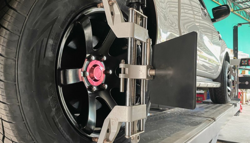 Allineamento di precisione:il passaggio cruciale finale in un installazione di coilover 