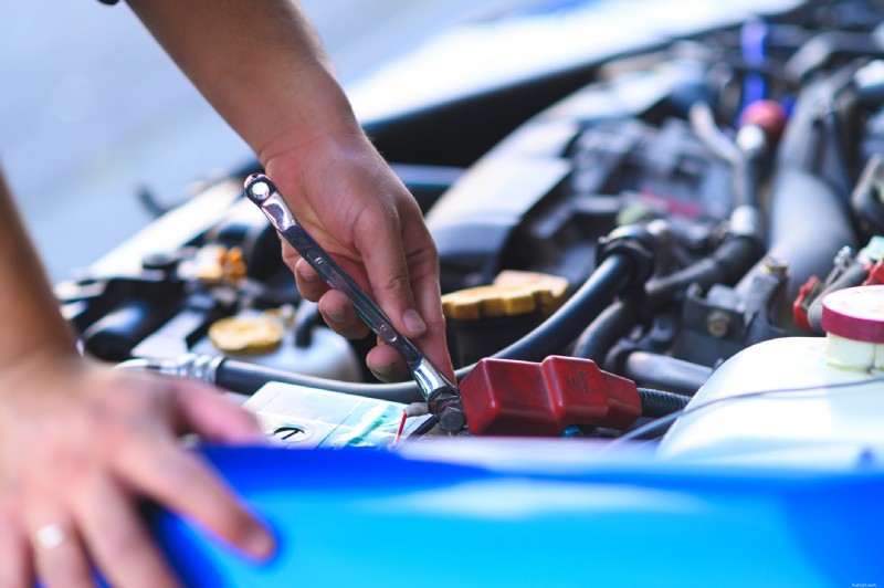 Guida passo passo per sostituire la batteria dell auto in modo rapido e sicuro 