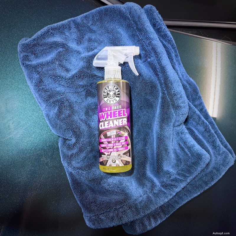 Asciugamano Megalodon di Chemical Guys e detergente per ruote a due facce:recensione e risultati degli esperti 
