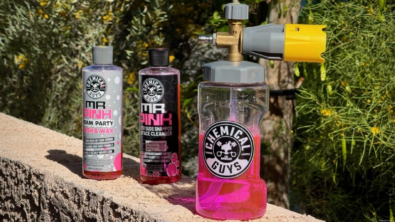 Chemical Guys Big Mouth Foam Cannon e recensione del Mr Pink Foam Party:un esperienza di autolavaggio premium 