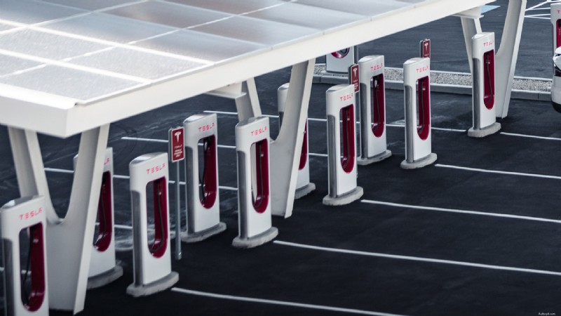 L elenco completo delle case automobilistiche che passano al sistema di ricarica per veicoli elettrici NACS di Tesla (aggiornato) 