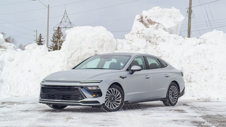 Resa dei conti tra le berline ibride:Toyota Camry, Honda Accord e Hyundai Sonata a confronto 