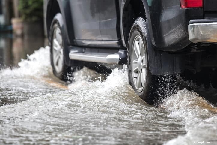 Come recuperare in sicurezza la tua auto dopo un alluvione:passaggi e riparazioni esperti 
