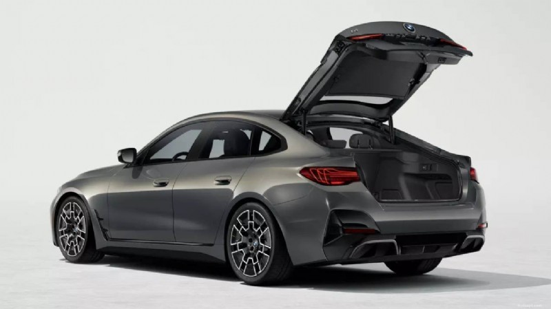 Costi di manutenzione e affidabilità della BMW i4:una revisione comparativa rispetto ai rivali a benzina ed elettrici 