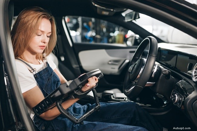 Comprendere una spia lampeggiante del motore di controllo:cause, gravità e soluzioni per i proprietari di auto 