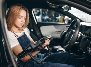 Comprendere una spia lampeggiante del motore di controllo:cause, gravità e soluzioni per i proprietari di auto 
