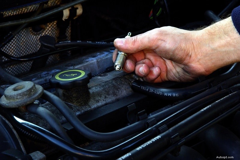 Comprendere una spia lampeggiante del motore di controllo:cause, gravità e soluzioni per i proprietari di auto 