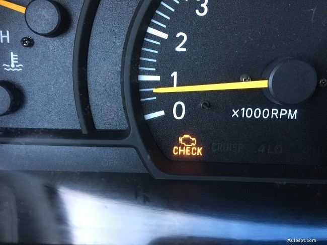 Comprendere una spia lampeggiante del motore di controllo:cause, gravità e soluzioni per i proprietari di auto 