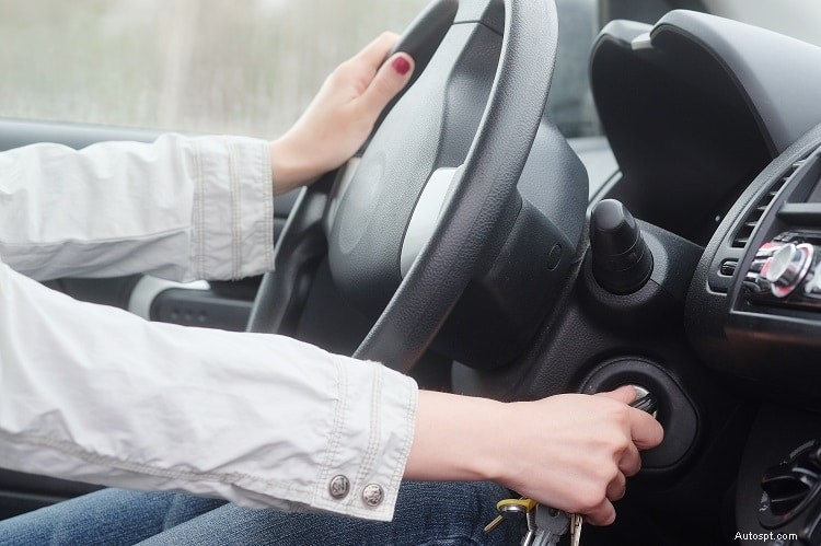 Perché la mia auto si avvia ma il motorino di avviamento continua a girare? Cause comuni e soluzioni 