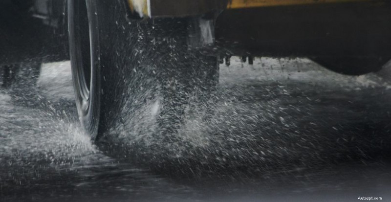 Perché la tua auto perde acqua:cause comuni e soluzioni semplici 