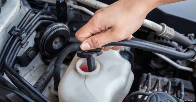 Perché la tua auto perde acqua:cause comuni e soluzioni semplici 