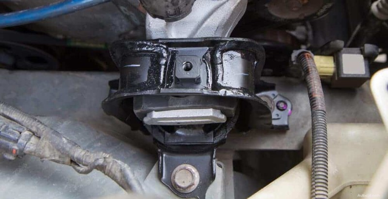 Guidare con un supporto motore difettoso:rischi e soluzioni rapide 