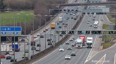 Spiegazione delle autostrade intelligenti:come funzionano, autovelox e problemi di sicurezza 