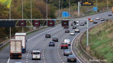 Spiegazione delle autostrade intelligenti:come funzionano, autovelox e problemi di sicurezza 
