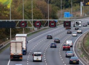 Spiegazione delle autostrade intelligenti:come funzionano, autovelox e problemi di sicurezza 