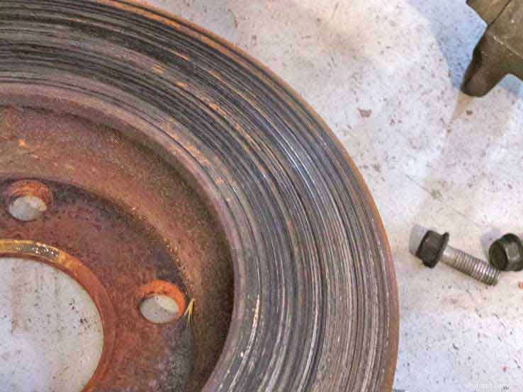 10 segnali chiari che la tua auto necessita di un servizio frenante immediato 